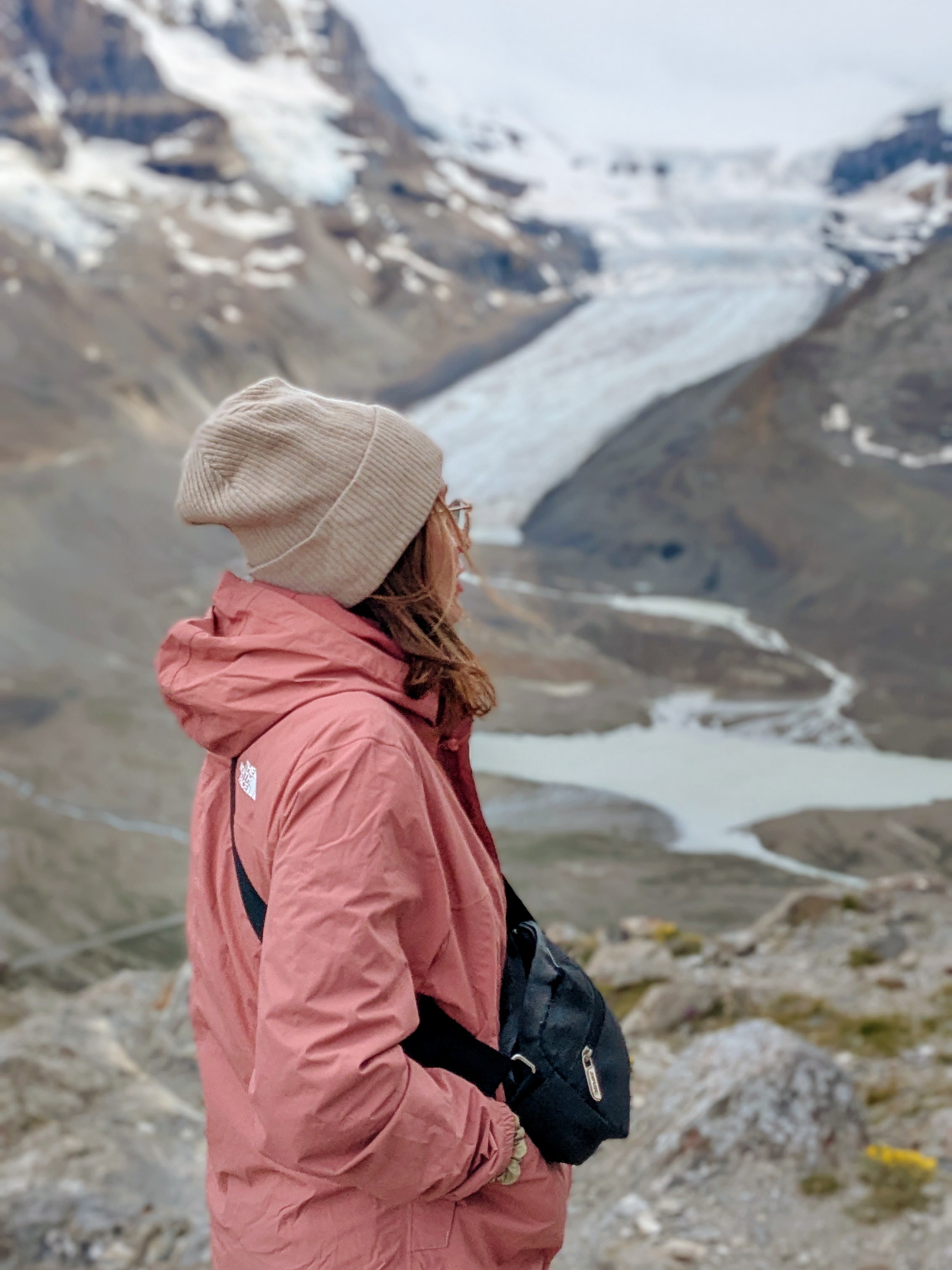 Floriane Beautru, graphiste freelance, en randonnée devant un glacier